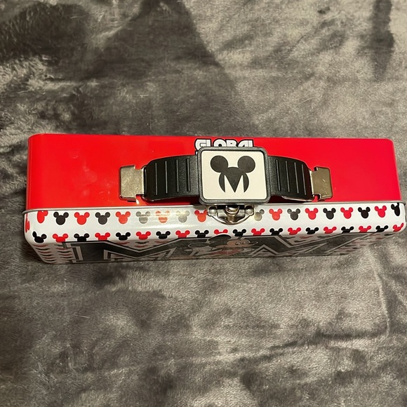 NWT’s Mickey Mouse global icon tin toolbox- w/black plastic handle - Picture 2 of 10